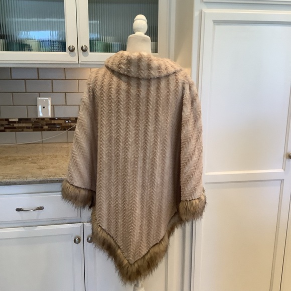 Adrienne Landau Cream Tan Faux Fur Poncho Size Large - Picture 4 of 7